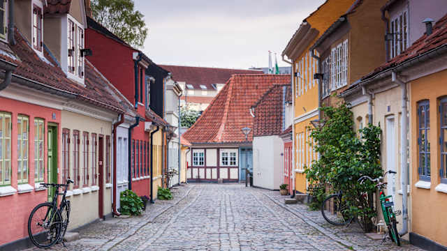 Eine Gasse mit bunten Häuschen auf der dänischen Insel Fünen.