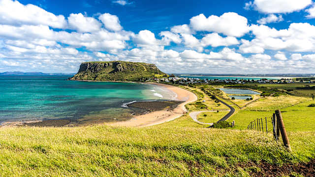 Wolken über grüner Küstenlinie, Stanley, Tasmanien. © Eric Lai via Getty Images