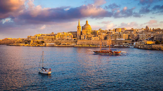 Gewässer mit Booten vor einer Stadt
