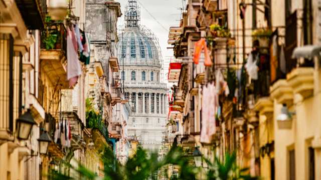 Blick auf das Kapitol von Havanna aus den engen Straßen von Alt-Havanna, Kuba. © ferrantraite via Getty Images