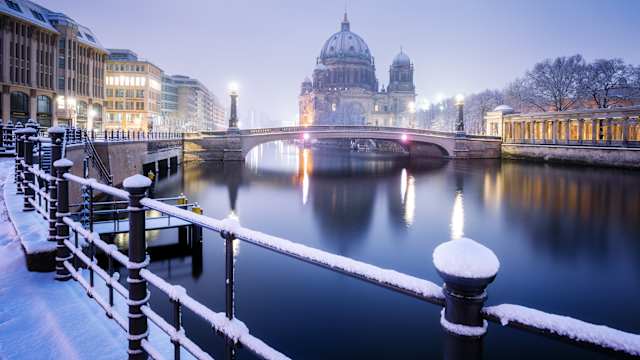 Berlin am Abend, Blick auf die verschneite Kathedrale. © spreephoto.de via Getty Images