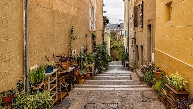 Eine kleine Gasse mit Pflanzen in der Altstadt Le Parnier in Marseille, Frankreich.