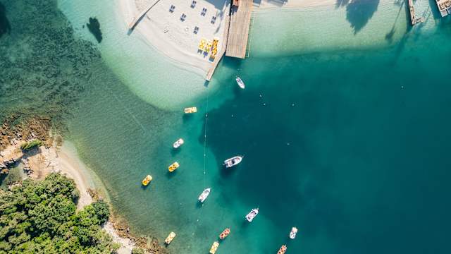 Ein Strand aus der Vogelperspektive.