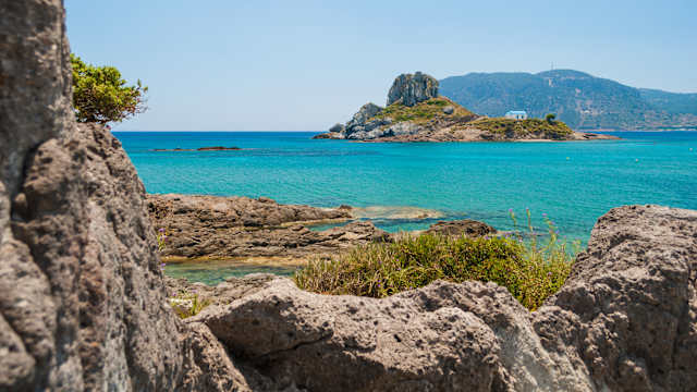 Blick von der Insel Kos über das türkisblaue Wasser, Griechenland. © Atlantide Phototravel via Getty Images