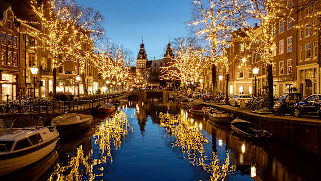 Lichtdekorationen am Kanal Spiegelgracht in Amsterdam, Niederlande. © Amith Nag Photography via Getty Images