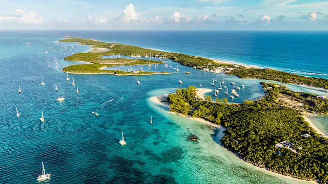 Luftaufnahme einer Insel auf den Bahamas.