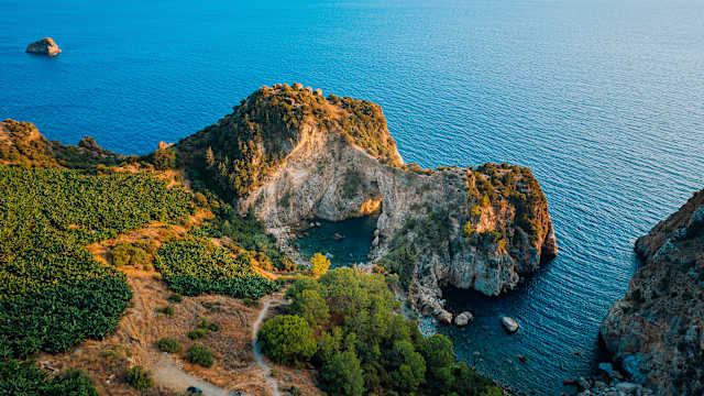 Luftaufnahme der Bucht Delik Deniz Kral in der antiken Stadt Antiochia ad Cragugum in Gazipaşa, Antalya, Turkei. © mrtekmekci via Getty Images
