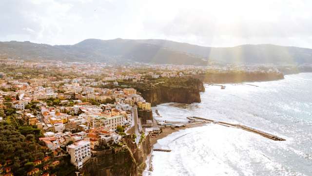 Luftaufnahme der Küste von Salermo, Italien.