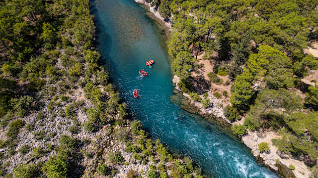 Luftblick auf den Köprülü Canyon mit Raftingbooten im Wasser. © ozgurdonmaz via Getty Images
