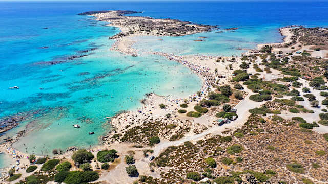 Luftaufnahme von Elafonissi Beach auf der griechischen Insel Kreta, Griechenland. © Patrick Ahlborn/DeFodi Images News via Getty Images