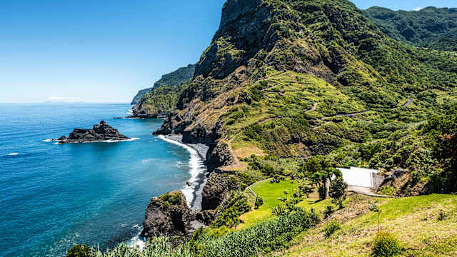 Blick auf das Meer und die Berge von Madeira, Portugal.