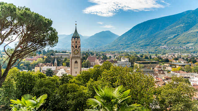 Eine Stadt in einem Tal mit vielen Bäumen.