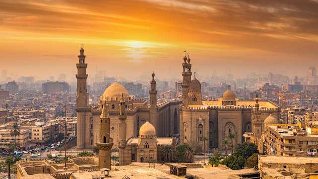 Blick auf die Moschee Madrasa von Sultan Hassan, Kairo, Ägypten. © Anton Petrus via Getty Images