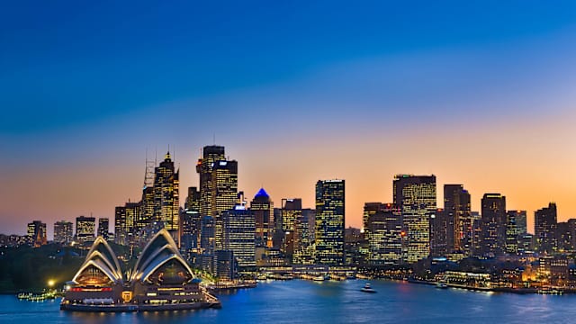 Blick auf das Opernhaus und die Skyline von Sydney im Sonnenuntergang.