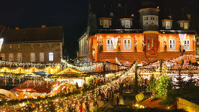 Blick auf den Weihnachtsmarkt in Goslar, Deutschland.