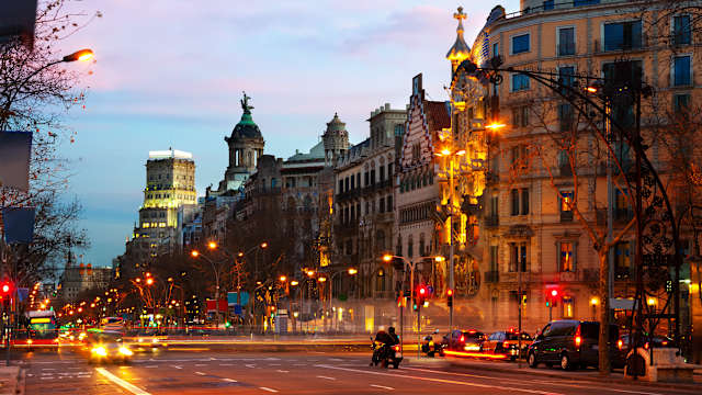 Blick auf den Passeig de Gracia, Barcelona, Spanien. © JackF via Getty Images