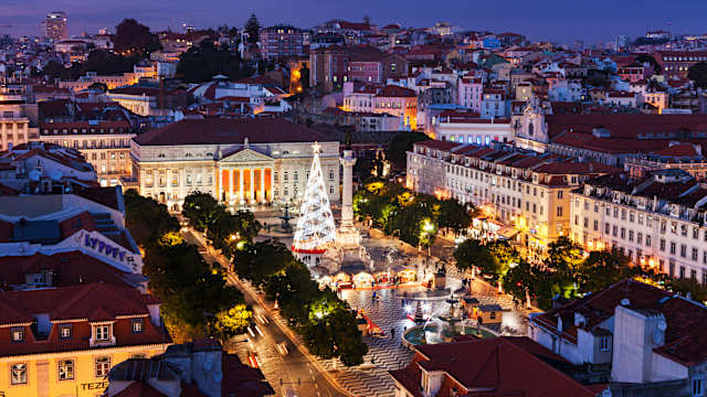 Blick auf den Platz von Pedro IV zur Weihnachtszeit in Lissabon, Portugal. © Henryk Sadura via Getty Images