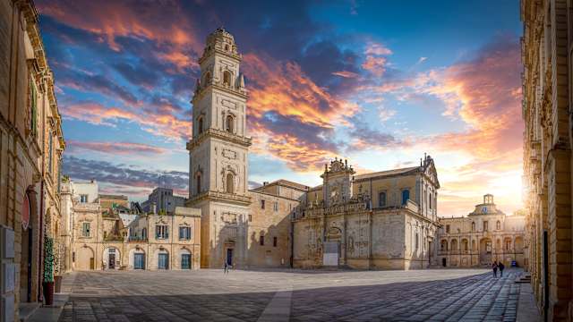 Ein Platz mit einer cremfarbenen Kirche