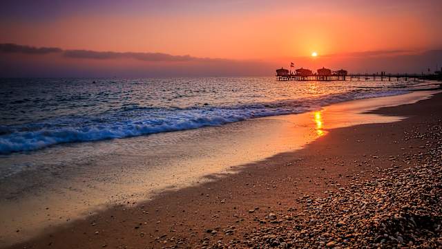 Sonnenuntergang am Strand an der türkischen Riviera.