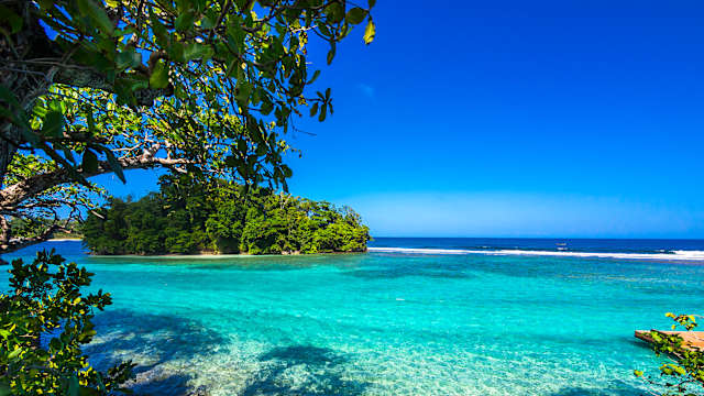 Blick auf Pellew Island mit Strand und kristallklarem Wasser. © Westend61 via Getty Images