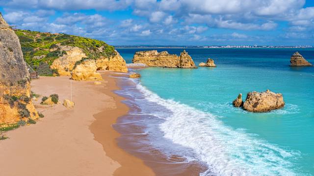 Lagos Praia Dona Ana Strand an einem sonnigen Sommertag, Portugal Algarve. © MEDITERRANEAN via Getty Images