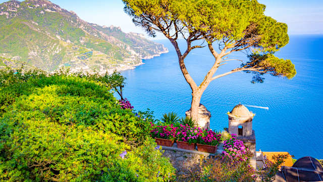 Blick auf das Meer von einer Dachterasse.