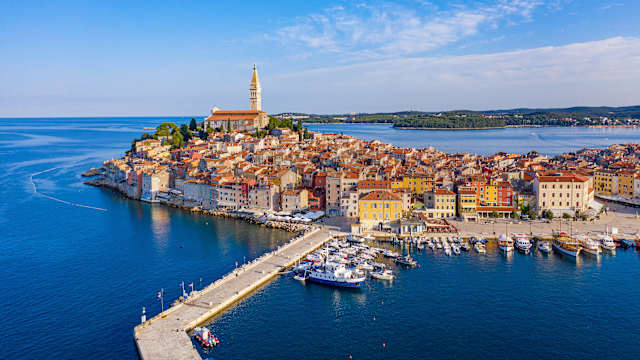 Eine Stadt auf einer Halbinsel.
