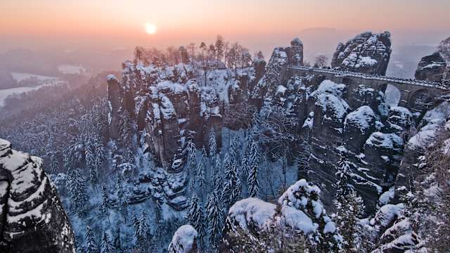 Schneebedeckte Gipfel des Bastille Day in der Sächsischen Schweiz. © ZU_09 via Getty Images