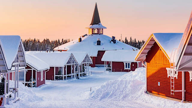 Blick auf das Santa Claus Village in Rovaniemi, Lappland.