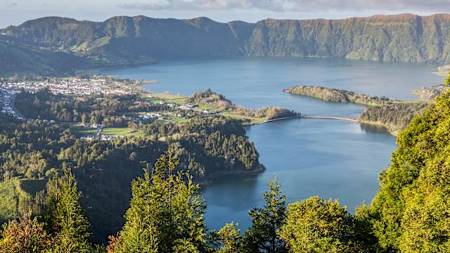 Luftblick auf den Kratersee Sete Cidades. © Santiago Urquijo via GettyImages