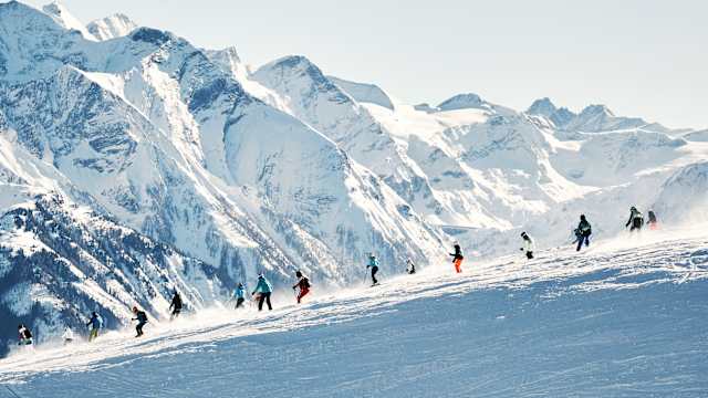 Eine Gruppe SkifahrerInnen auf einer Piste in Zell am See, Österreich.
