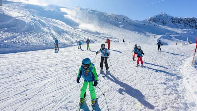 SkifahrerInnen auf dem Gletscher in Hintertux im Zillertal, Österreich. © RomanBabakin via Getty Images