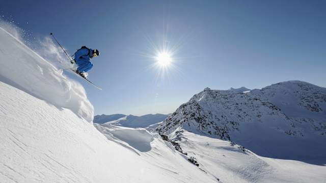 Ein Skifahrer auf einem Gletscher.