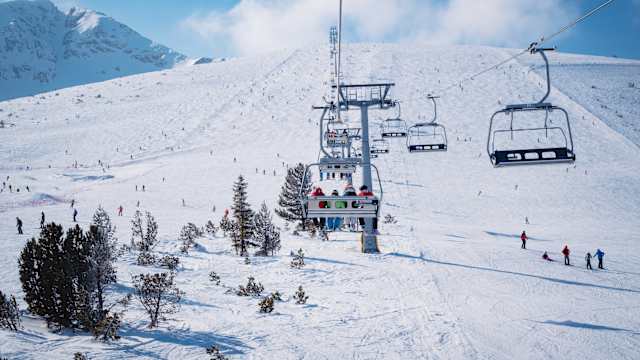 Skilift über der Winterlandschaft in den Bergen Pirins, Bulagrien. © Алексей Облов via Getty Images