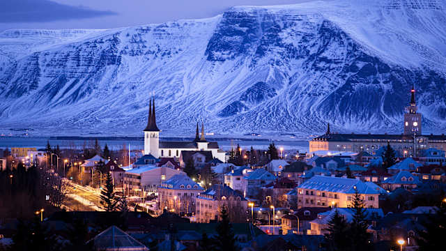 Skyline von Reykjavik in der Dämmerung, Island. © darekm101 via Getty Images
