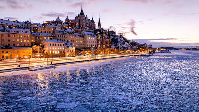 Skyline von Södermalm in Stockholm in der Dämmerung, Schweden. © Maria Swärd via Getty Images