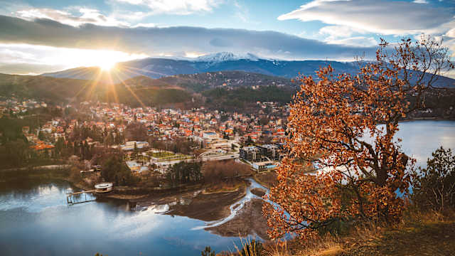 Eine Stadt in der Ferne mit Bergen im Hintergrund