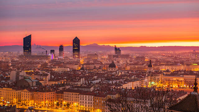 Sonnenaufgang über der Stadt Lyon, Frankreich. © Yanis Ourabah via Getty Images
