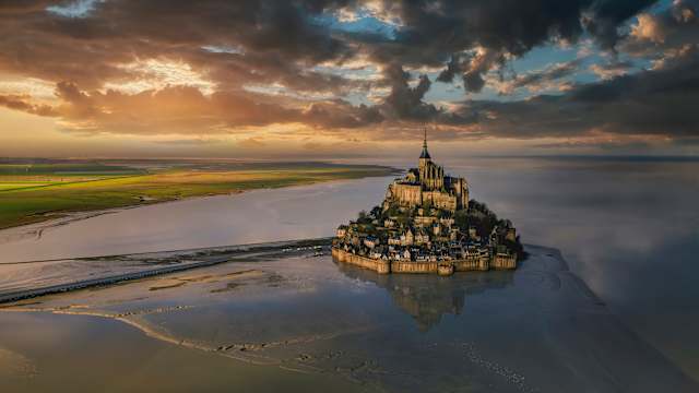 Sonnenaufgang am Mont-Saint-Michel aus der Vogelperspektive, Frankreich