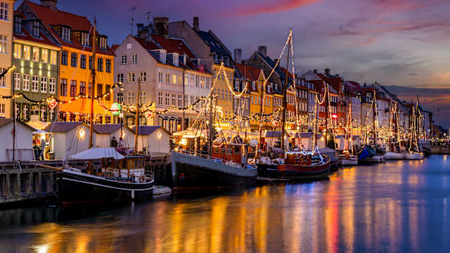Wunderschöner Blick auf den Sonnenuntergang im Winter auf das beliebte Viertel Nyhavn in Kopenhagen, Dänemark. © SHansche via Getty Images