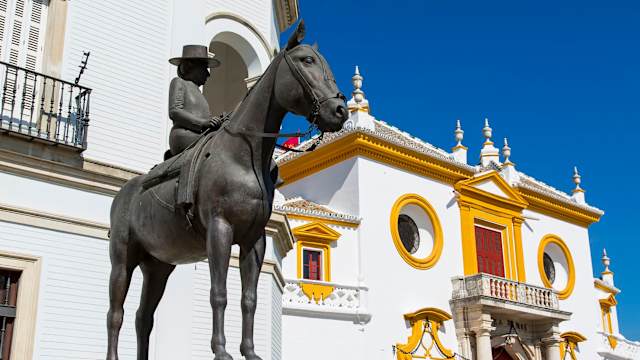 Eine Statue auf dem Plaza de Toros de la Maestranza in Sevilla, Andalusien.