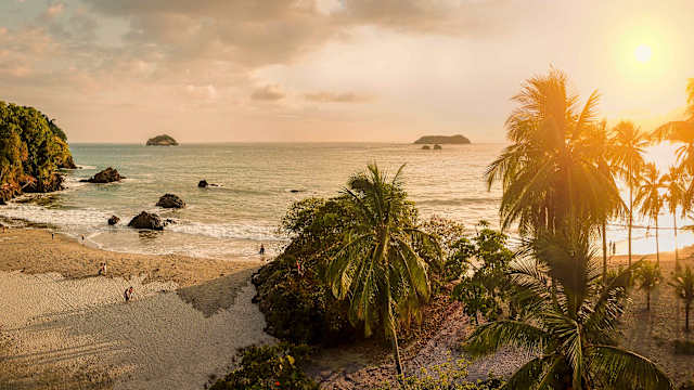 Sandstrand im Sonnenuntergang in Costa Rica.