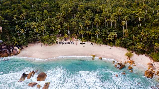Luftaufnahme eines tropischen Strandes bei Sonnenuntergang, Ko Samui, Provinz Surat Thani, Thailand. © Matteo Colombo via Getty Images
