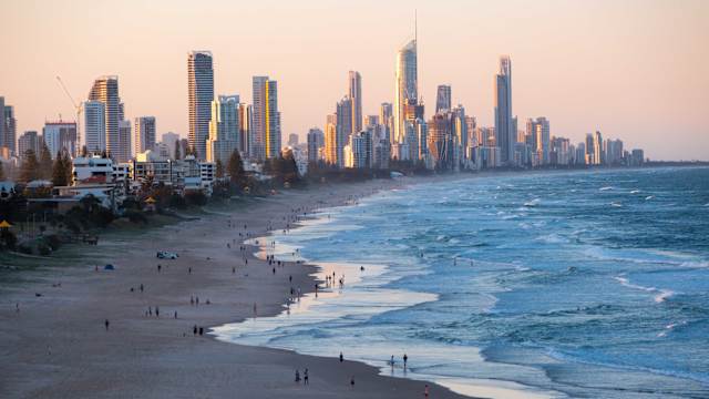 SurferInnen an der Gold Coast in Queensland, Australien