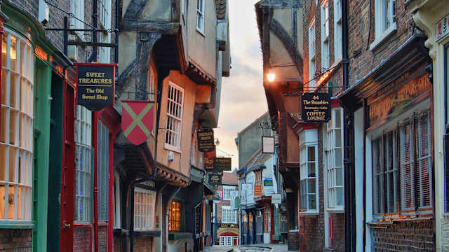 Malerische Straße in der Altstadt in York, England.
