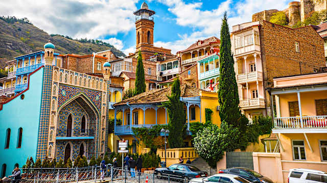 Häuser mit hölzernen Balkonen und Säulen.