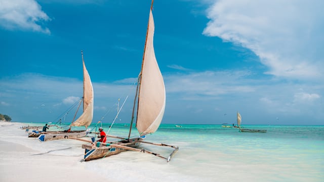 Traditionelles Segelboot am Strand von Sansibar.