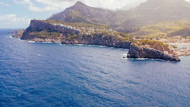 Ein Gebirge am Meer