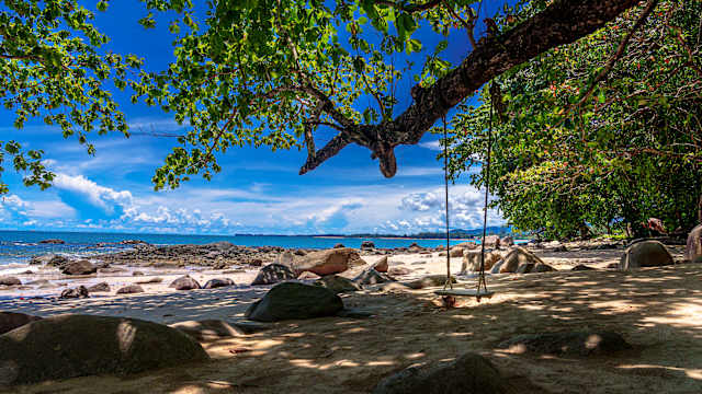Weitwinkel eines leeren tropischen Strandes mit Andamanischem Meer in der Nähe von Khao Lak, Phang Nga, Thailand. © Krit Jantana via Getty Images