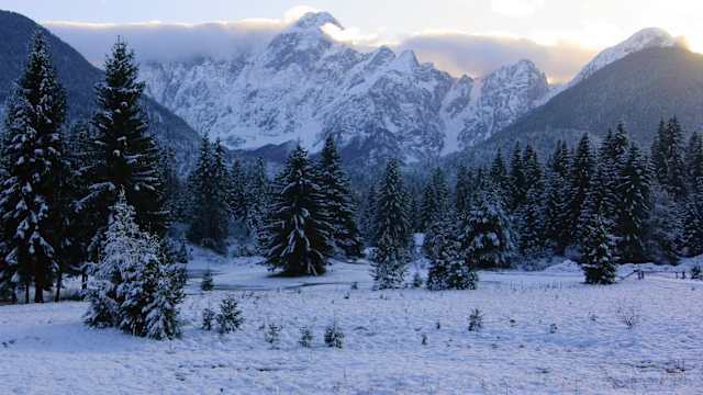 Blick auf Kranjska Gora, Slovenien, von Schnee bedeckt. © Michele D'Amico supersky77 via Getty Images